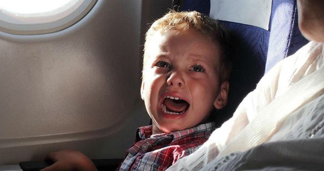 Маленький мальчик кричал в самолете 8 часов без остановки из-за отсутствия на борту интернета