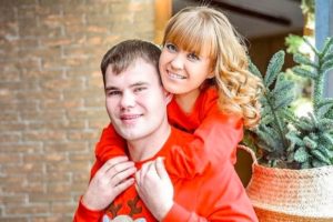 Жена ростом 115 см, а муж — 175: он каждый день носил свою Дюймовочку на руках
