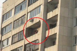 Вернувшись с отпуска на 5 дней раньше, увидела с улицы парочку на своем балконе