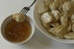 Советская привычка — есть пельмени с уксусом. Почему про нее сегодня забыли?