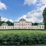 20 лет назад миллиардер купил руины огромного дворца в глуши. Как сейчас выглядит это место и что там происходит