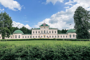 20 лет назад миллиардер купил руины огромного дворца в глуши. Как сейчас выглядит это место и что там происходит