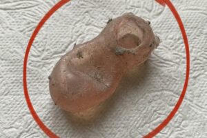 Он нашёл под шкафом странный предмет и не смог понять, что это. Ответ девушки рассмешил его до слёз